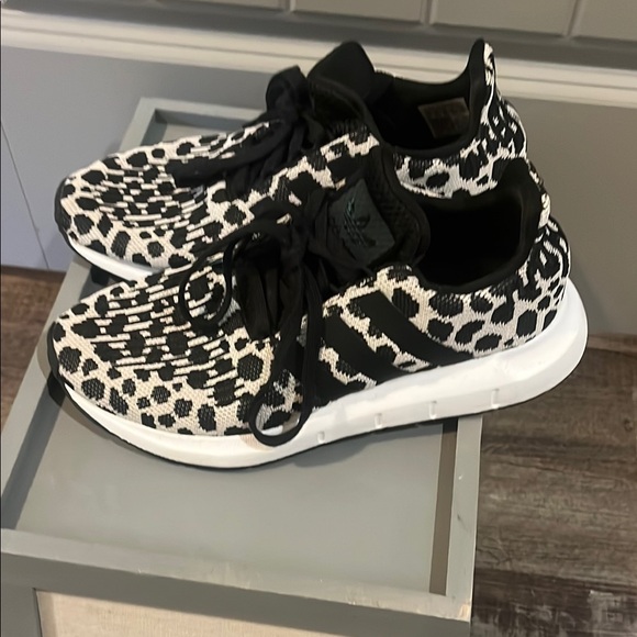 Women’s Adidas - Picture 2 of 5